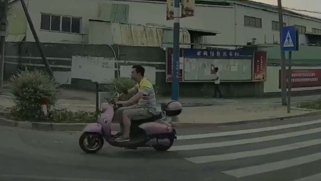 自行车与摩托车相撞挡去路 视频车急刹不住致连撞