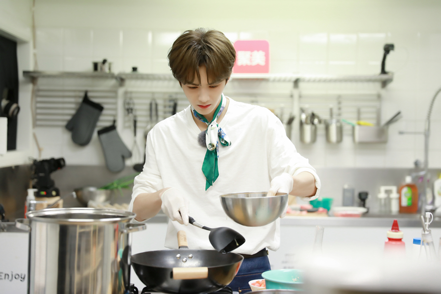 朱正廷《奇妙的食光》解锁新菜式 Justin毕雯珺