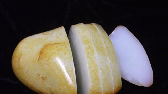 价值15万和田玉原石，切开后喜忧参半，做出的成品你喜欢吗？