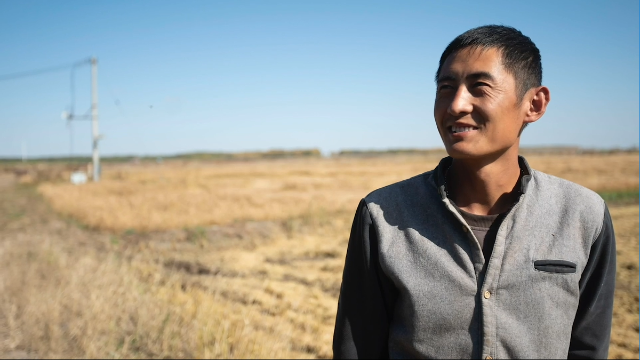 向共和国建设者致敬：平凡岗位上的坚守 ，五星红旗下的奉献。