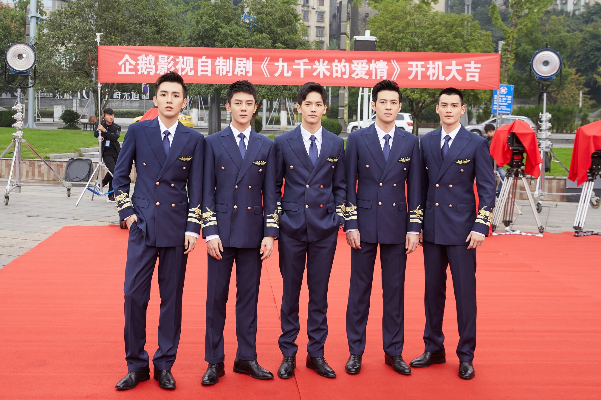 王以纶《九千米的爱情》开机 首挑航空题材上演制服诱惑