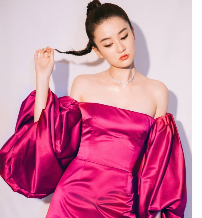 乔欣一改往日"乖乖女"形象,穿抹胸裙很性感,网友:辣眼睛!