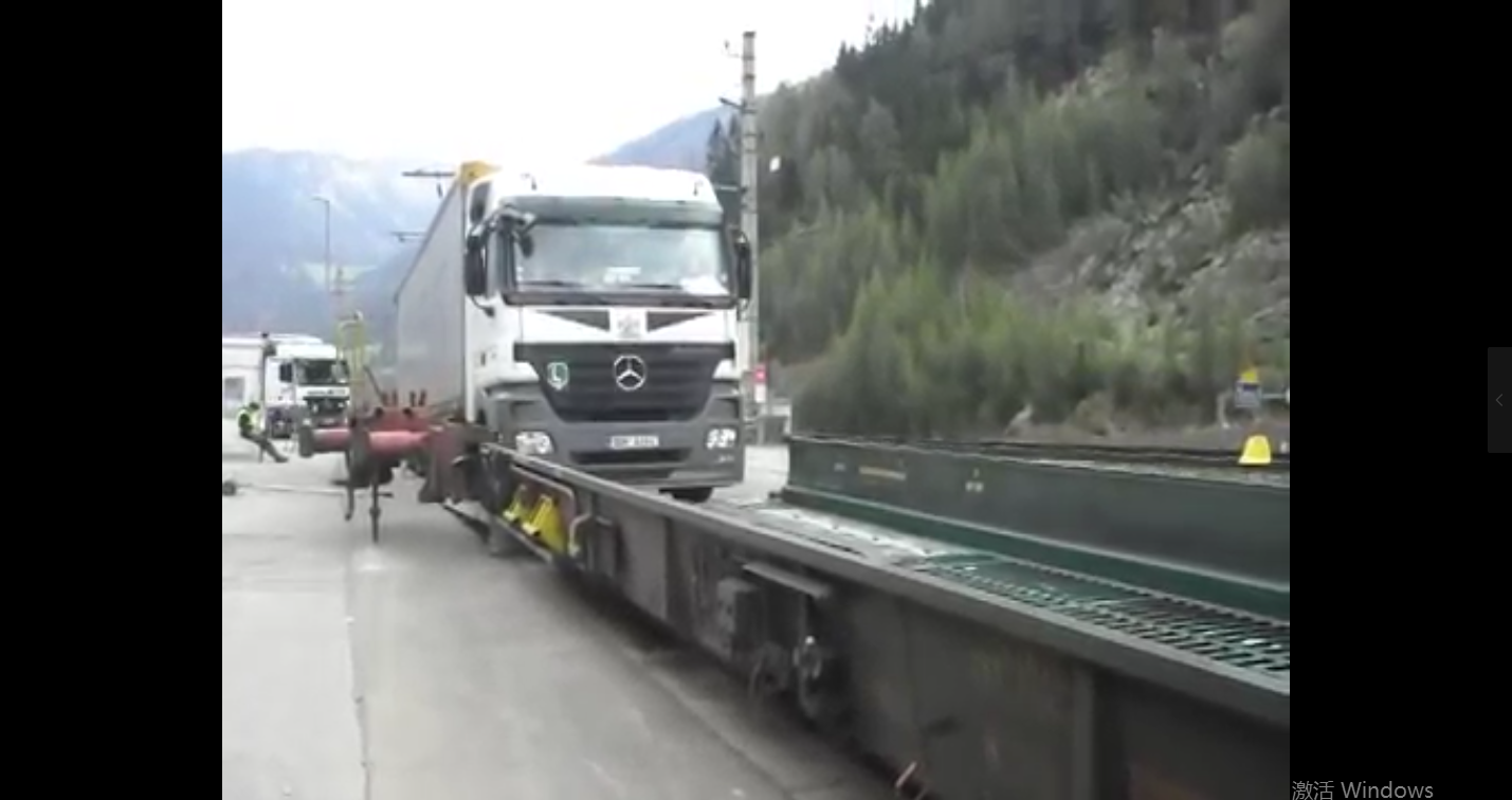 大货车排队上火车,欧洲摆渡火车