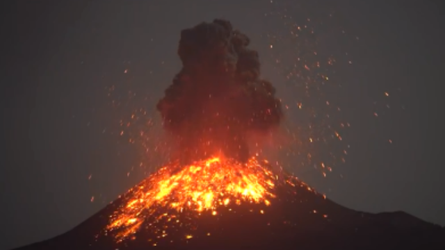 罕见奇观！印尼火山喷发岩浆四射自带闪电