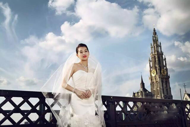 旅拍婚纱照是目前最流行的风格之一,连女明星