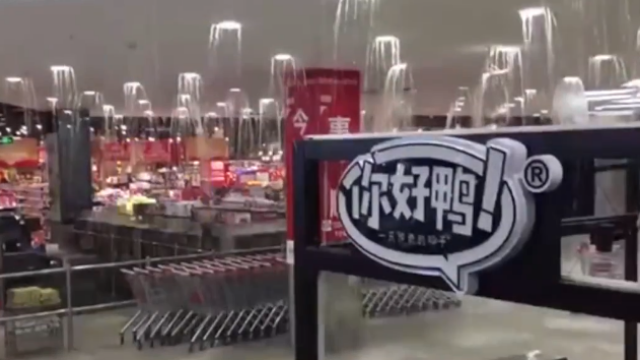 南昌:超市变身“水帘洞”,顾客抱起孙子扭头就跑