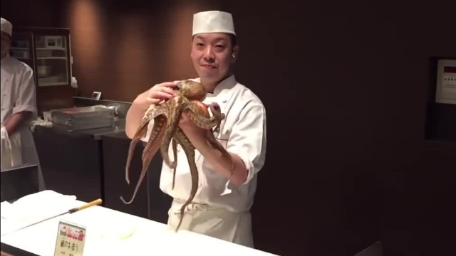 日本主厨现场做活章鱼料理！张牙舞爪的新鲜度！