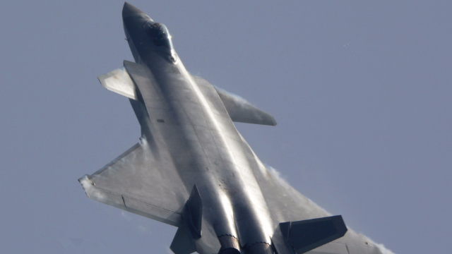 珠海航展实拍！歼20展示超音速飞行：5秒旱地拔葱800米