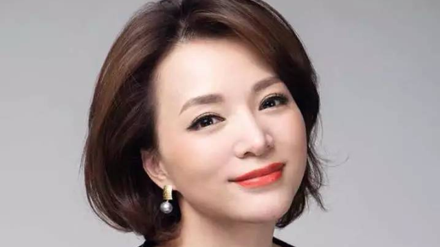 董卿《朗读者》开场白合集,一颦一笑都是魅力