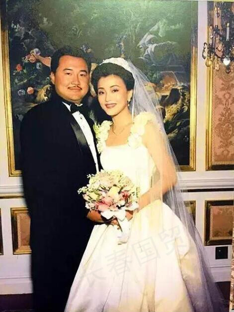 杨澜和老公亲密合影近照曝光 两人相识十个月闪婚