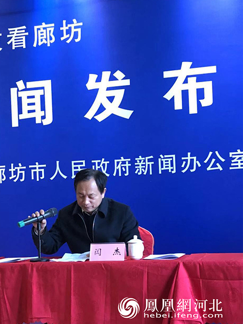 图为市商务局副局长闫杰