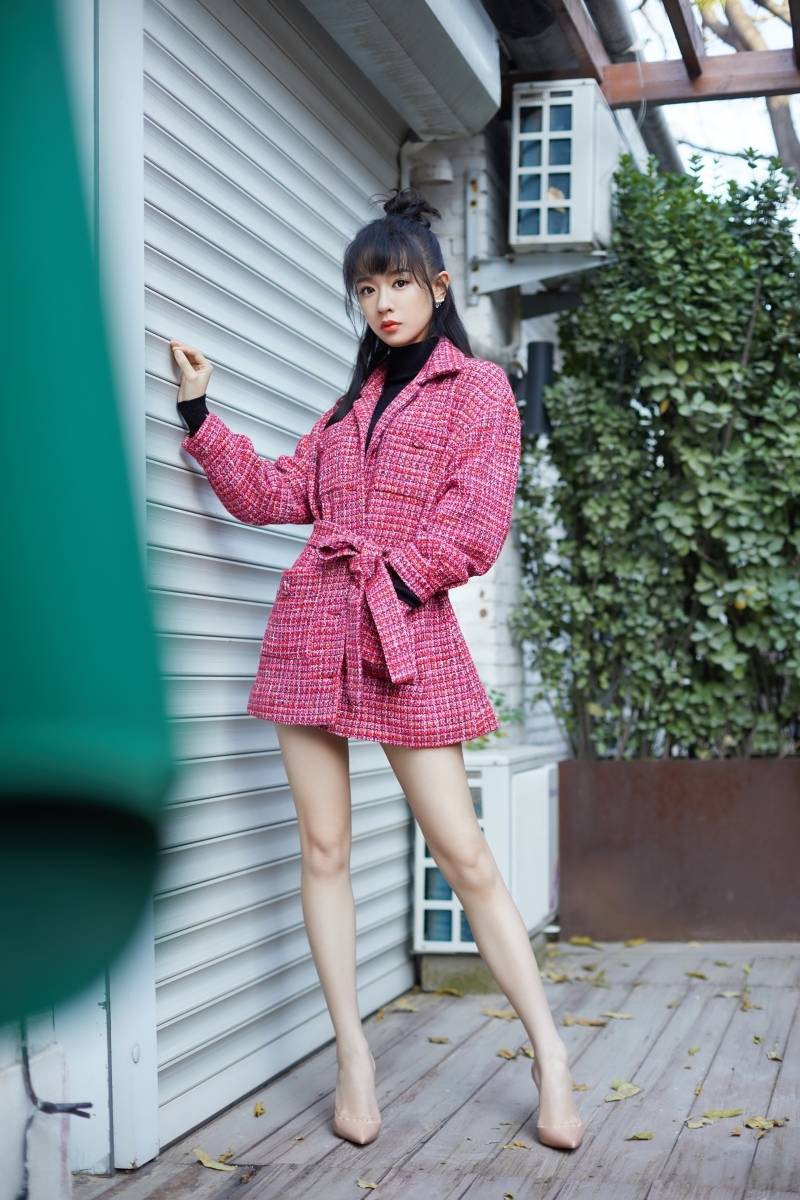 刘木子初冬街拍曝光 长腿美少女利落干净