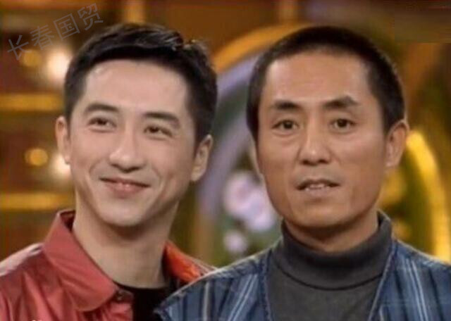 张艺谋和庾澄庆23年前合影照曝光，那时的两人都如此青涩！