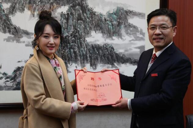 47岁杨钰莹回母校 给人签名送了这四个字