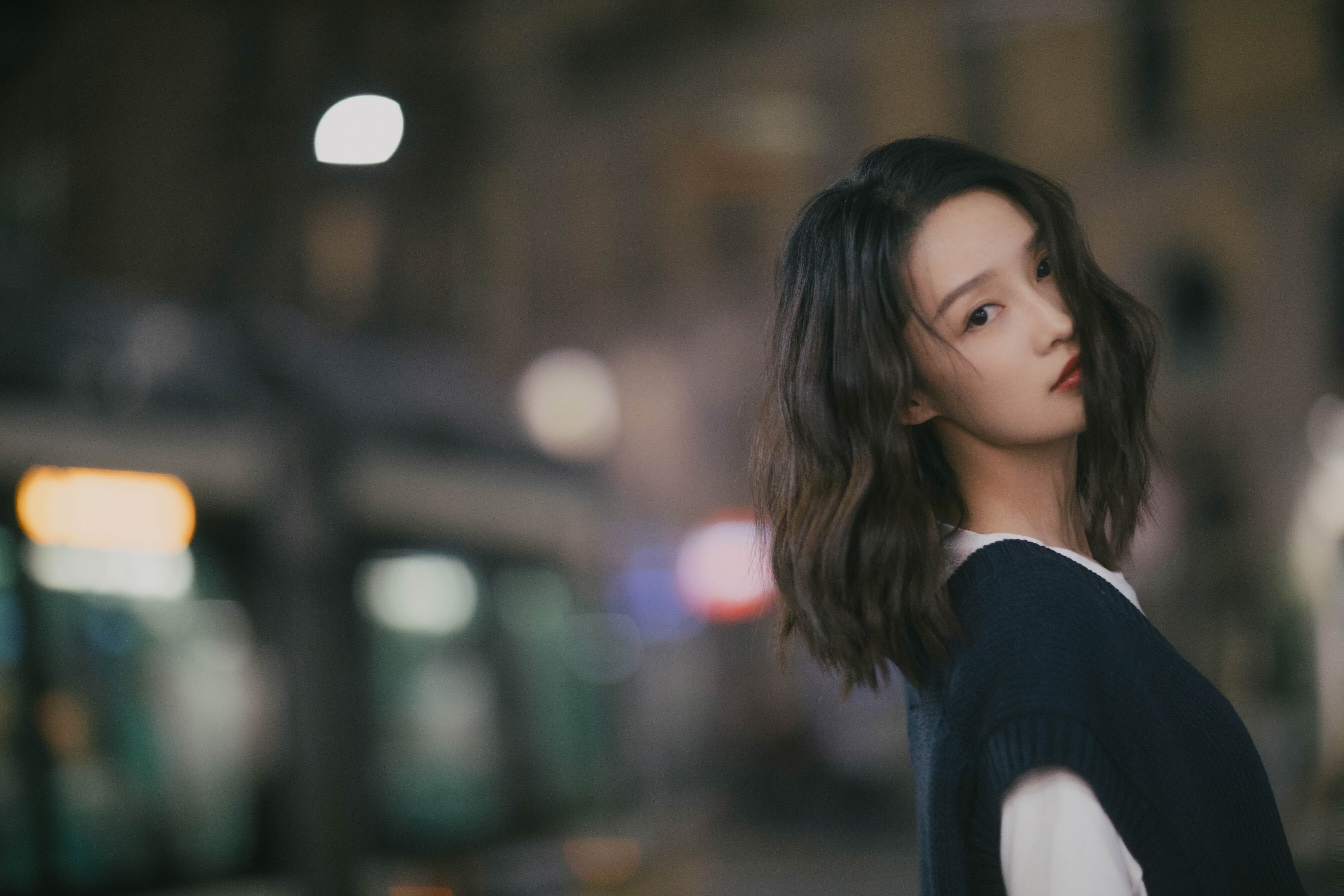 李沁最新夜色大片 华灯之下美人如玉