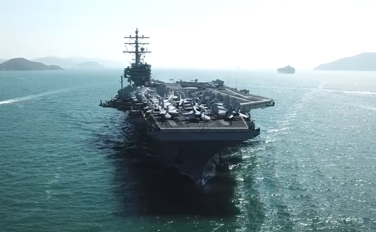 航拍里根号航母访港大秀战斗力!超级大黄蜂挤满甲板胜似军火库