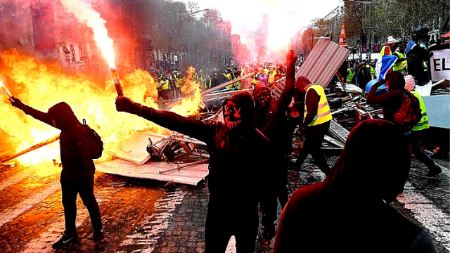 巴黎数十年最严重暴乱 凯旋门卢浮宫化身“战场”