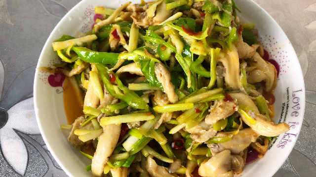 小哥自制家常菜，平菇和蒜黄一起炒着吃，好吃又下饭