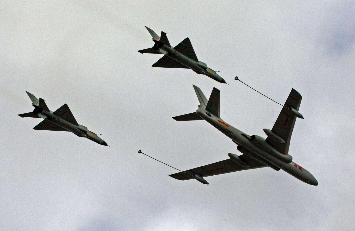 打破外国垄断!中国运20加油机首飞成功,空军战