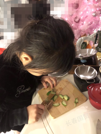 黄奕5岁女儿自己做炒饭  小小年纪乖巧懂事手艺好