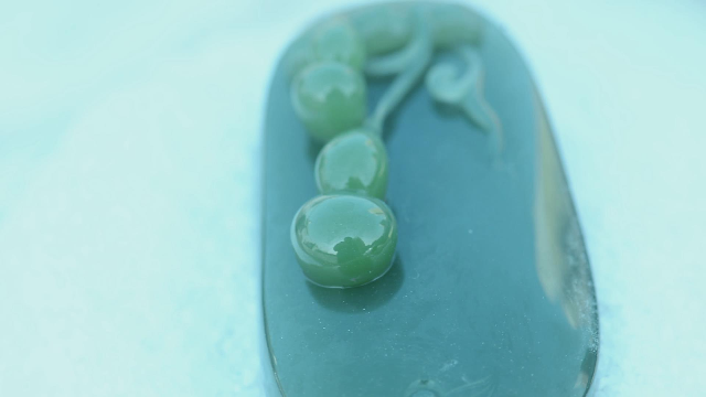 鸳鸯瓦冷霜华重，翡翠衾寒谁与共。  悠悠生死别经年，魂魄不曾