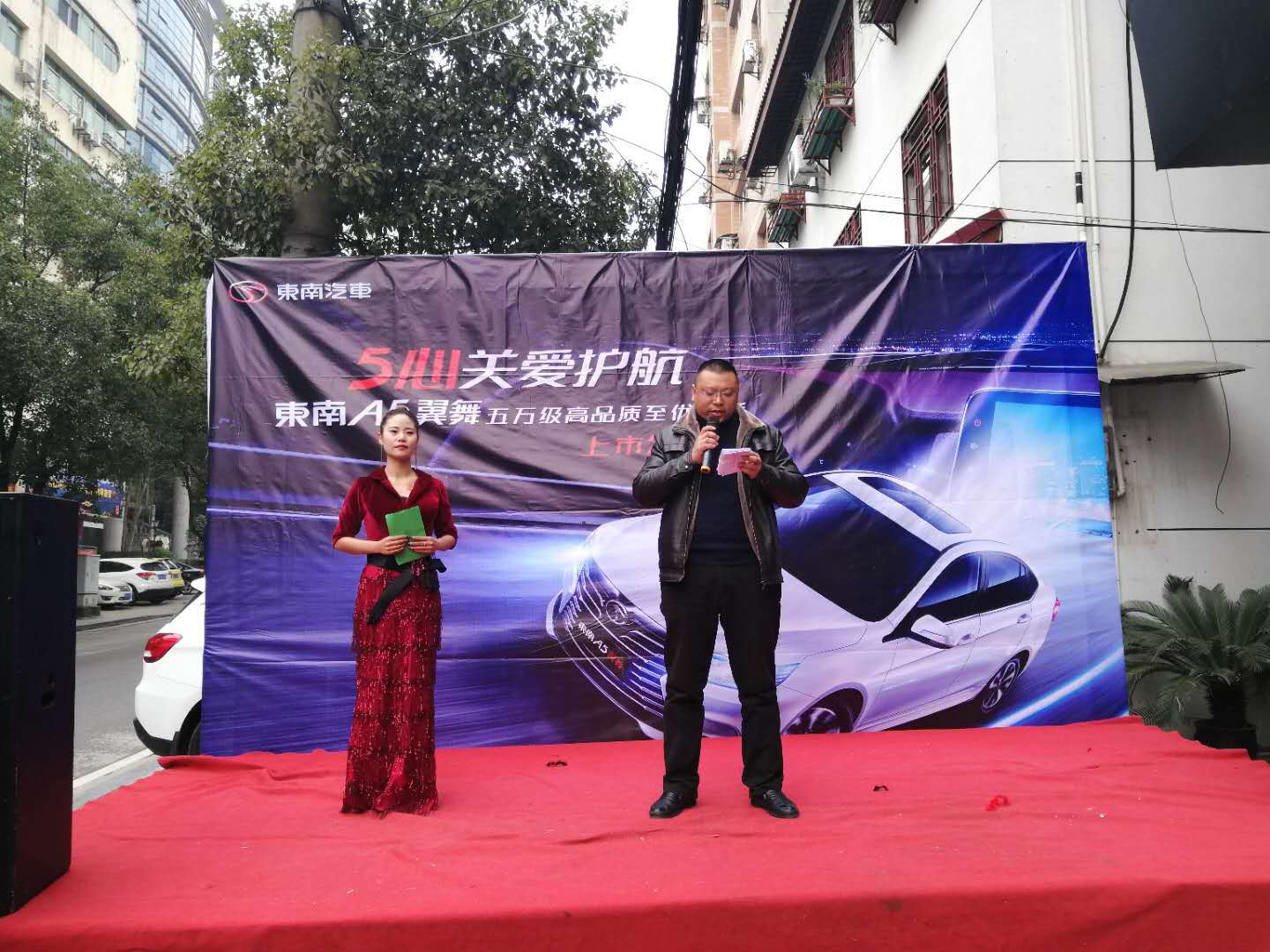 远道而来的车友们云集酒厂湾"长阳天晟汽车销售服务有限公司"门前,前