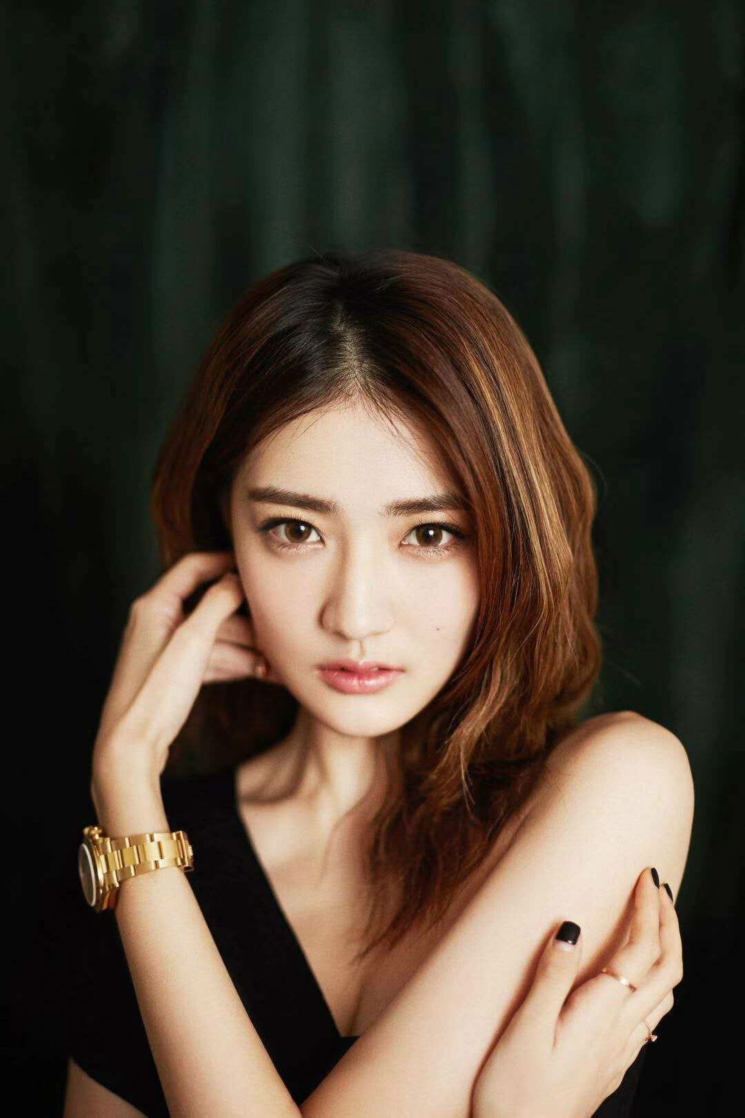 徐璐亮相时尚活动 黑白极简风演绎双面伊人