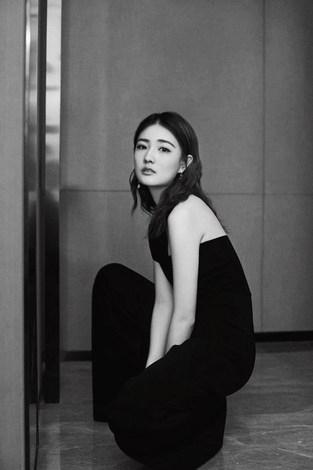 徐璐亮相时尚活动 黑白极简风演绎双面伊人