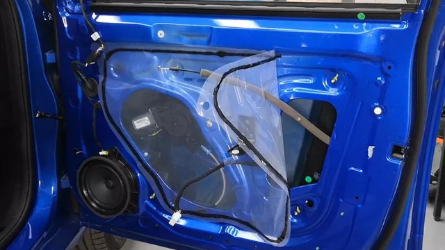 听说荣威也有“大礼包”，拆了这辆荣威i5内饰看看（上）