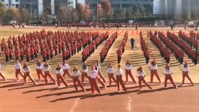 别人学校的运动会开幕式表演，看看这排场，前面的小姐姐真帅