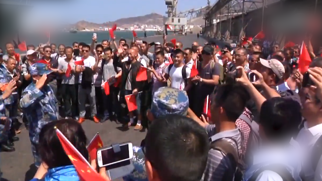 海军护航10周年！也门撤侨民众摇旗呐喊：看到军舰就知道回家了