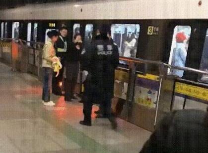 上海地铁乘客因为这个动作身亡?众人惊呆!