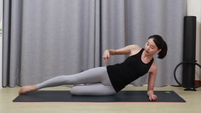 侧姿支撑分腿练习，强韧腰部肌肉，打开胯部实现宫腔微循环畅通！