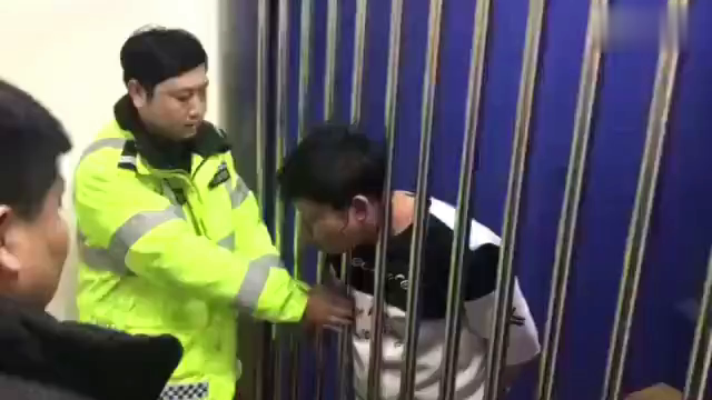 我们是受过专业训练的，无论多好笑我们都不会笑，除非忍不住