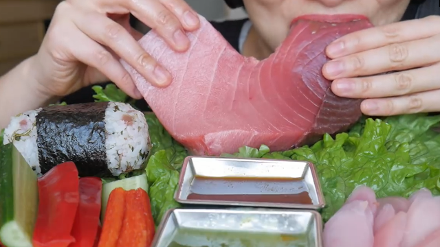 SAS-asmr！日料吃播！三文鱼是两手抓起来啃的！大口吃肉