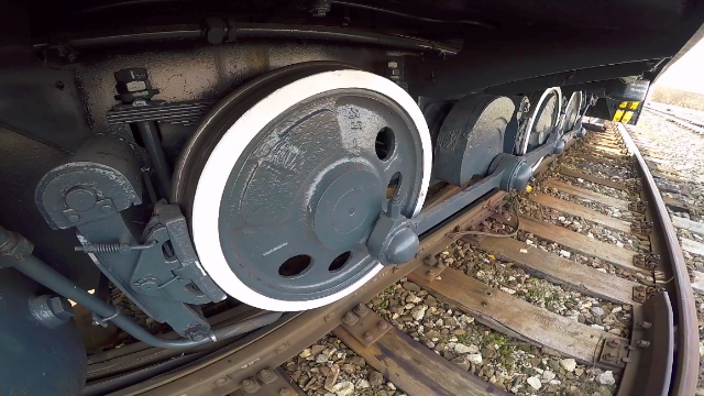火车轮旁边挂个摄像头带你看看轮子转动起来的变化