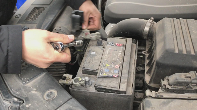 汽车电瓶坏了不能随便换，要注意这些方面，以免烧毁用电设备！