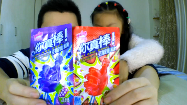 父女试吃“劲跳糖”, 宝贝问跳跳糖吞下去之后, 会在肚子里跳