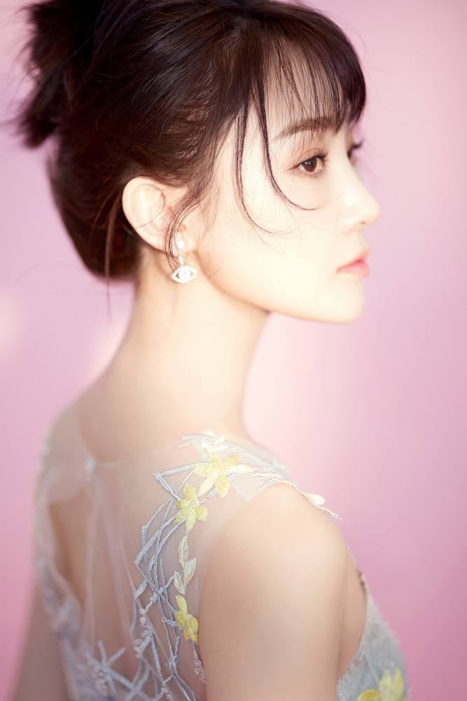 林鹏献唱电影百合奖 质感歌声展现迷人风采