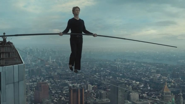 400米多高空上，在纽约世贸双子大厦顶层搭建钢索，走钢丝的人