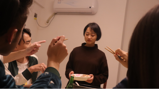 同学聚会，发现饭店服务员是班花，众人相继嘲讽买单却尴尬了