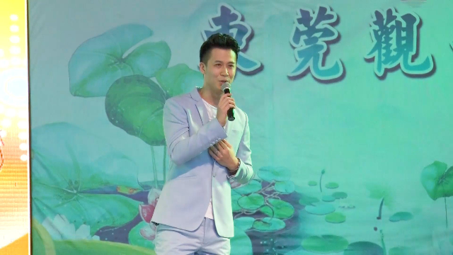 歌手王尊强在观音山演唱《一路有你》，感动全场