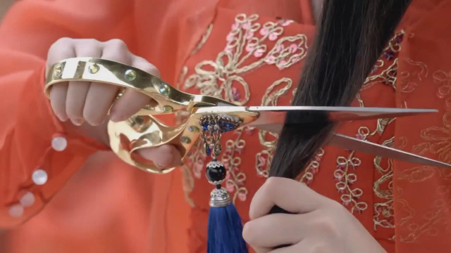 大婚之日新郎逃婚,新娘点燃花轿,一气之下剪断青丝