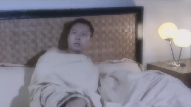 美女把丈夫抓奸在床，可看到床上的女人却目瞪口呆！