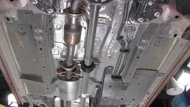 乘员舱底板各部简析，贯穿式纵梁 管线防护 VV5四驱版