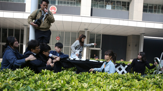 猖狂！“港独”头目带人到政府闹事侮辱国歌法