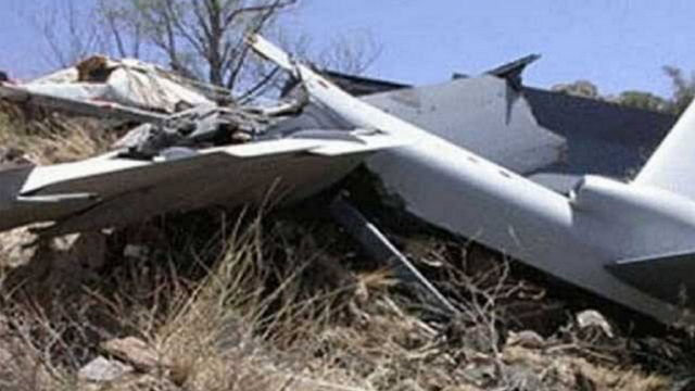 直击“巴铁”空军歼7坠毁现场：机身断裂起火 地面被砸出大坑