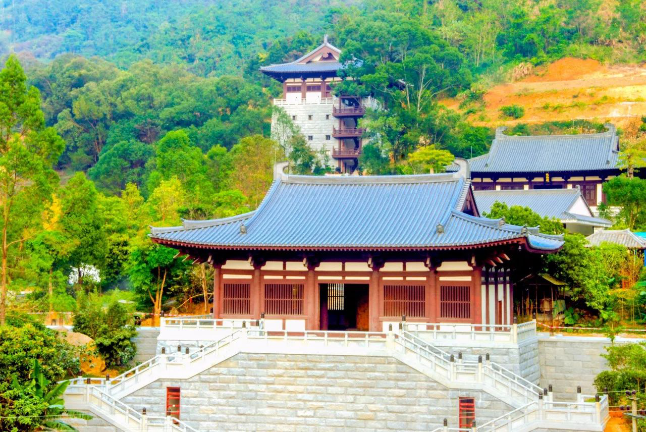 其中景区就有一座千年古刹,元音古寺,它始建于唐朝,历史悠久,寺内设有