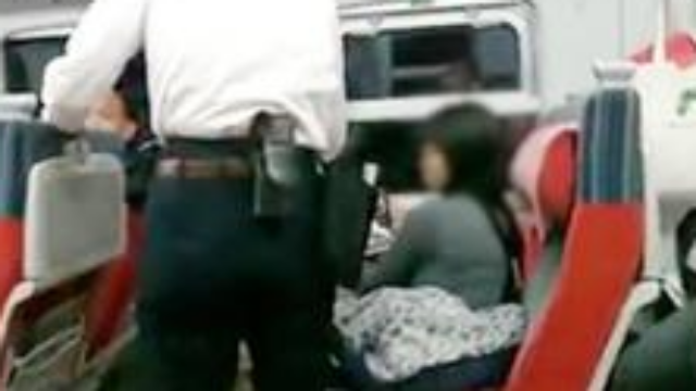 女子列车上高分贝外放佛经 被劝后连踹列车长三脚