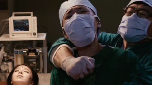 8分钟看韩国惊悚电影《医生》 整形医生疯狂复仇！